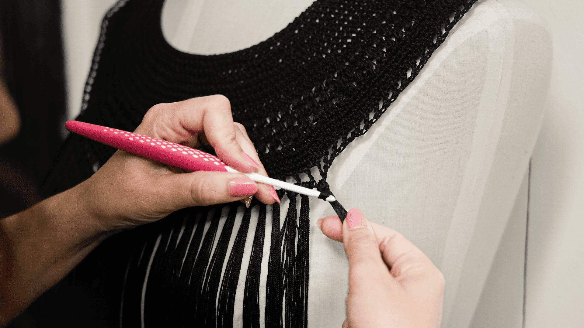 Proceso artesanal de creación con hilos y ganchillo