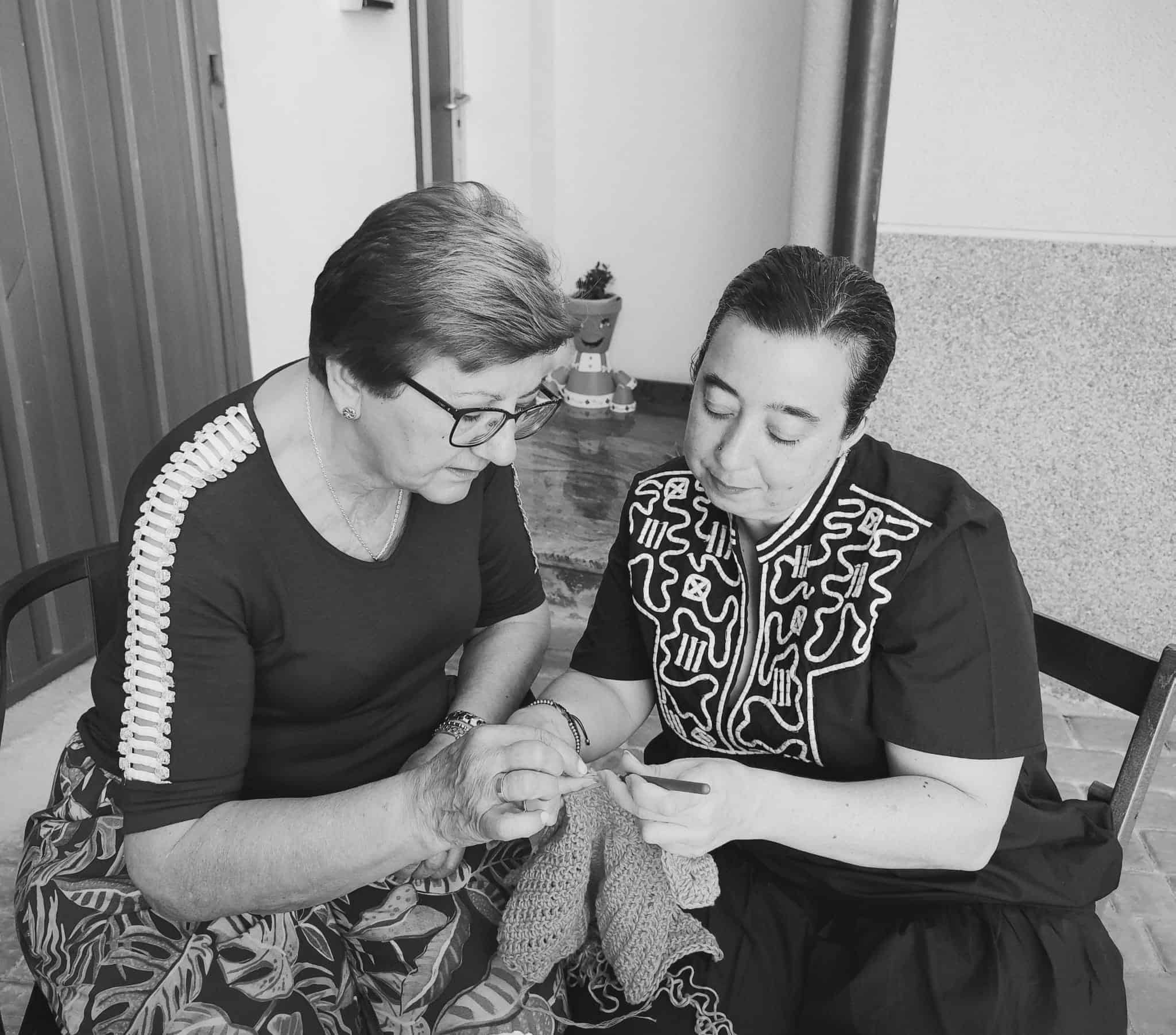 Artista tejiendo con ganchillo en su taller creativo